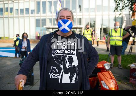 Glasgow, Schottland, Großbritannien. September 2020. Im Bild: Die Pro-Unabhängigkeitsgruppe All Under One Banner (AUOB) haben eine sozial distanzierte Kundgebung außerhalb des BBC Scotland HQ abgehalten. Die Aktivisten planten ursprünglich eine Demonstration am George Square, verlegten die Kundgebung jedoch nach der Entscheidung des Unternehmens, keine täglichen Covid-Briefings von Nicola Sturgeon mehr zu zeigen, außerhalb des Gebäudes der BBC in Pacific Quay. BBC Scotland hat seitdem gesagt, dass sie Nicola Sturgeons Covid-Briefings nächste Woche weiter senden werden. Quelle: Colin Fisher/Alamy Live News Stockfoto