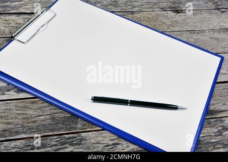 Leere Zwischenablage auf einem Holztisch Stockfoto