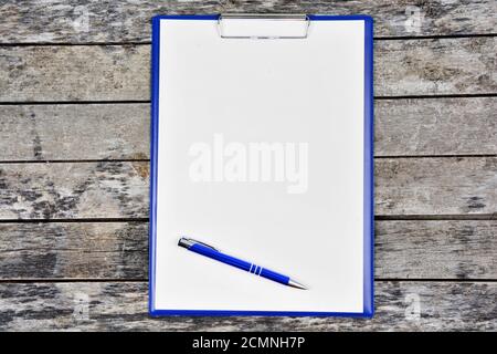 Leere Zwischenablage mit Stift auf einem Holztisch Stockfoto