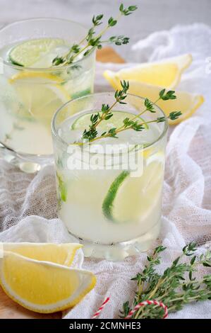 Cocktail auf der Basis von Gin, Zitronensaft oder Limettensaft und Noten von Thymian. Verwöhnen Sie sich mit einem r Stockfoto