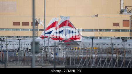 Flughafen Heathrow, London, Großbritannien. 17. September 2020. Als Folge der Coronavirus-Pandemie des Heathrow-Berichts vom August 2020 war die Passagiernachfrage im August 2019 um 81.5% niedriger, während die Zahl der nordamerikanischen Fluggäste im gleichen Zeitraum um 95% gesunken war. Bild: British Airways Rückenflossen auf dem Asphalt. Quelle: Malcolm Park/Alamy Live News. Stockfoto