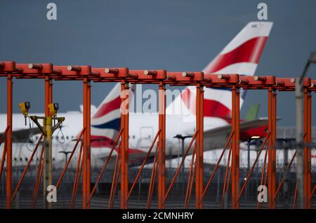 Flughafen Heathrow, London, Großbritannien. 17. September 2020. Als Folge der Coronavirus-Pandemie des Heathrow-Berichts vom August 2020 war die Passagiernachfrage im August 2019 um 81.5% niedriger, während die Zahl der nordamerikanischen Fluggäste im gleichen Zeitraum um 95% gesunken war. Bild: British Airways Rückenflossen auf dem Asphalt. Quelle: Malcolm Park/Alamy Live News. Stockfoto