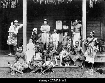 Robert Louis Stevenson (1850-1894). Gruppenfoto des schottischen Schriftstellers Robert Louis Stevenson (sitzende Mitte) mit seiner Familie und Freunden in Vailima, Samoa, ca. 1890-94 Stockfoto