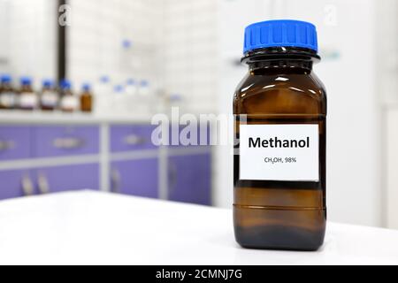 Selektiver Fokus von toxischem Methanol oder Methylalkohol in Glasflaschen innerhalb eines Labors. Stockfoto