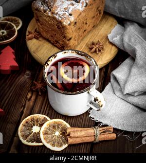 Glühwein in einem weißen Eisen Becher Stockfoto