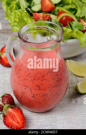 Strawberry frische Sauce mit Minze, Poppy und Kalk in ein Glas sauceboat Stockfoto