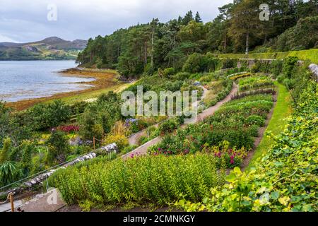 Loch Ewe betrachtete den Walled Garden in Inverewe Garden, Poolewe, Wester Ross, Schottland, Großbritannien Stockfoto