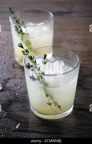 Cocktail auf der Basis von Gin, Zitronensaft oder Limettensaft und Noten von Thymian. Verwöhnen Sie sich mit einem r Stockfoto