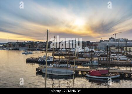 Oslo Sonnenuntergang Skyline der Stadt am Hafen von Oslo, Oslo, Norwegen Stockfoto