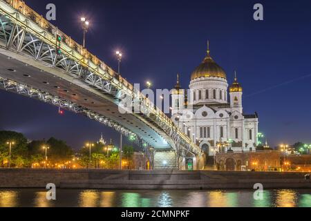 Moskau Nacht City Skyline in der Kathedrale von Christus dem Erlöser und Brücke über Moskau Fluss, Moskau, R Stockfoto