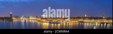 Stockholm panorama Nacht Skyline der Stadt an das Rathaus von Stockholm und Gamla Stan, Stockholm, Schweden Stockfoto