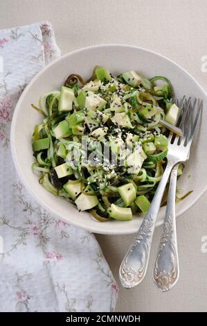 Von Nudeln Salat aus Gurken und laminaria, Scheiben Avocado mit Sesam Stockfoto