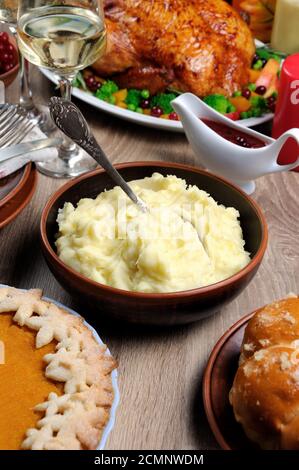 Eine Schüssel Kartoffelpüree auf einem Tisch unter dem Kürbiskuchen, gebackener truthahn, Preiselbeeren-Orangen-Sauce, Stockfoto