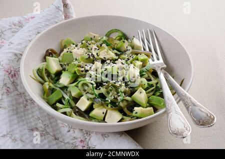 Von Nudeln Salat aus Gurken und laminaria, Scheiben Avocado mit Sesam Stockfoto