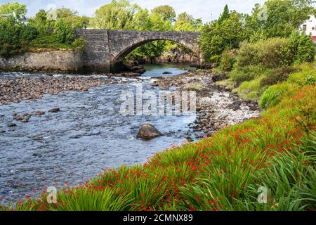 Alte Steinbrücke auf der A832 Straße über den Fluss Ewe bei Poolewe in Wester Ross, Schottland, Großbritannien Stockfoto