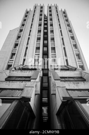 Graustufenaufnahme des Hotels Zlatibor in Uzice, Serbien, ein Gebäude aus kommunistischer Zeit Stockfoto