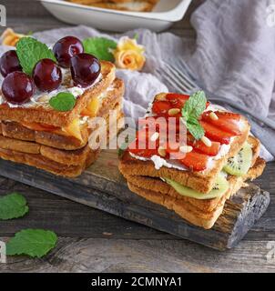 French Toast mit Quark, Erdbeeren und Kiwi Stockfoto