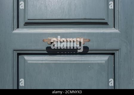 Türgriff antik auf einer blauen Holztür Stockfoto