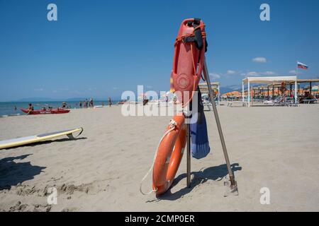 Rettungsring am Sandstrand irgendwo in Italien Stockfoto