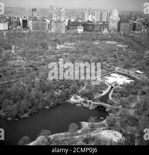 1960er, historisch, Luftansicht über Central Park und Manhattan, New York City, NY, USA. Stockfoto