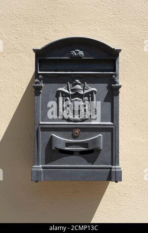 Alte rote italienische Briefkasten an einer Wand. Stockfoto