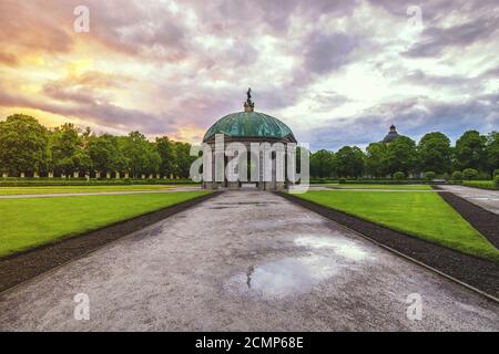 München Deutschland, Sonnenaufgang am Münchner Hofgarten (Court Garden) mit Dianatempel Stockfoto