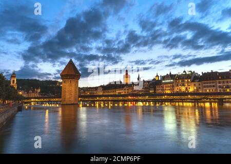 Luzern (Luzern) Schweiz, Sunset City Skyline bei Kapellbrücke Stockfoto