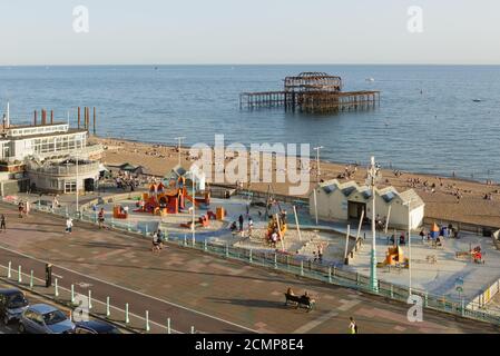 Die Strandpromenade mit dem verrosteten Skelett des Brighton Pier wurde zerstört Durch Feuer in 2003 unscharf Stockfoto