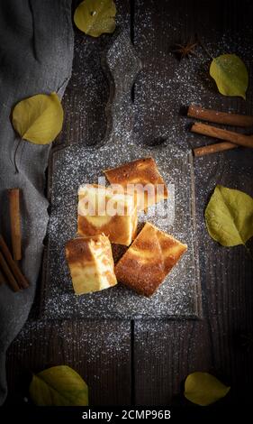 Quadratische Stücke Käsekuchen mit Kürbis Stockfoto