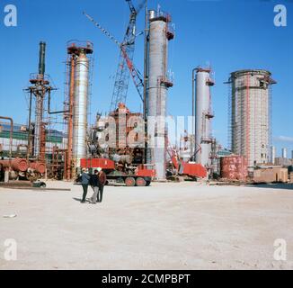 1960s, Saudi Arabia, Dammam, Außenbild zeigt eine neue Düngemittelfabrik, die für die Saudi Arabia Fertilizer Company gebaut wird. SAFCO war das erste petrochemische Unternehmen des Landes, das 1965 gegründet wurde und sich zu einem der größten Chemieproduzenten der Welt entwickelte. Stockfoto