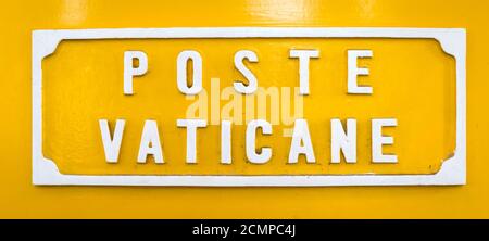 Gelbe Post Box im Vatikan Stockfoto