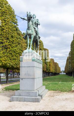 Von Bäumen gesäumte Promenade du Cours La reine in Paris Stockfoto