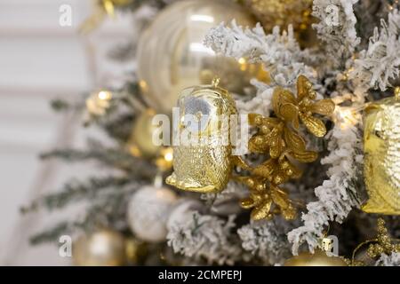 Geschmückter Weihnachtsbaum mit goldenem Patchwork Ornament Kunstgold und Weiße Bälle und große Geschenk-Geschenke für das neue Jahr isoliert Auf Weiß Stockfoto