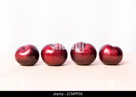 Rote Pflaumenfrüchte auf weißem Hintergrund isoliert Stockfoto