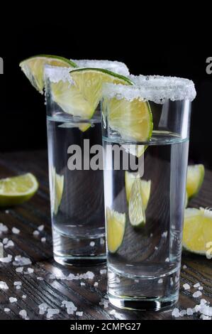 Teil der Tequila mit Salz Kante mit Schicht Kalk in hohen Shot Gläser gerahmt Stockfoto