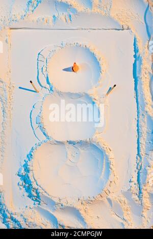 Neujahrskonzept, ein Schneemann aus Mehl mit einem Karotten Nom und Hände passt, in Neonlicht. Stockfoto
