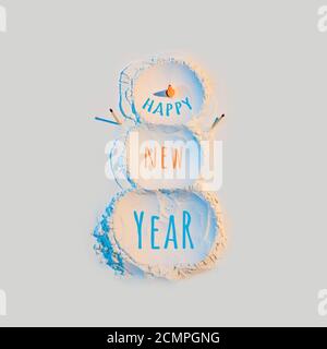 Neujahrskonzept, ein Schneemann aus Mehl mit einem Karotten Nom und Hände passt, in Neonlicht. Stockfoto