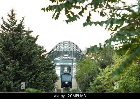 Baku / Aserbaidschan - 09-15-2020: Standseilbahn Baku Blick von unten Stockfoto