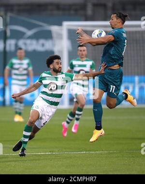 Shamrock Rovers' Roberto Lopes (links) und AC Mailands Zlatan Ibrahimovic kämpfen während des UEFA Europa League-Spiels, dem zweiten Qualifying Round-Spiel im Tallaght Stadium, Tallaght, um einen Kopfball. Stockfoto