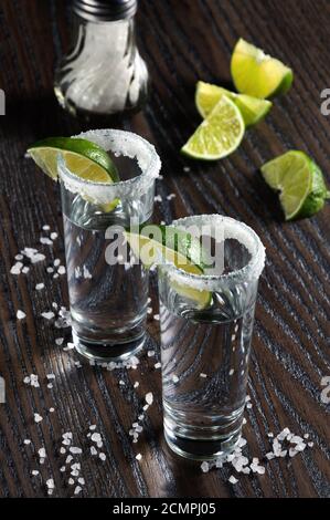 Teil der Tequila mit Salz Kante mit Schicht Kalk in hohen Shot Gläser gerahmt Stockfoto