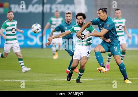 Shamrock Rovers' Roberto Lopes (links) und AC Mailands Zlatan Ibrahimovic kämpfen während der UEFA Europa League um den Ball, das zweite Qualifying Round Spiel im Tallaght Stadium, Tallaght. Stockfoto