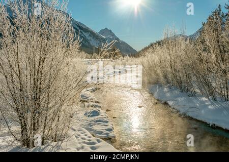 Inn River Winterlandschaft bei Celerina im Engadin, Graubünden, Schweiz Stockfoto