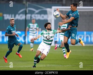 Shamrock Rovers' Roberto Lopes (links) und AC Mailands Zlatan Ibrahimovic kämpfen während des UEFA Europa League-Spiels, dem zweiten Qualifying Round-Spiel im Tallaght Stadium, Tallaght, um einen Kopfball. Stockfoto