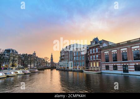 Amsterdam, Niederlande, Sonnenuntergang Skyline der Stadt im Kanal Waterfront Stockfoto