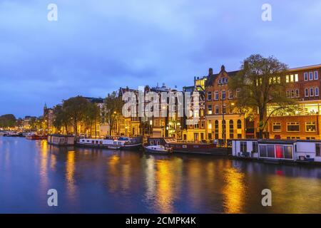 Niederlande, Amsterdam Night City Skyline am Canal Waterfront Stockfoto