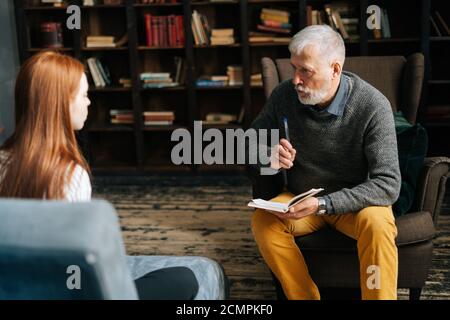 Professionelle reife Mann Psychologe Beratung weibliche Patientin bei psychologischer Verabredung. Stockfoto