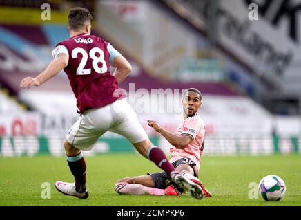 Kevin Long von Burnley (links) und Max Lowe von Sheffield United kämpfen im zweiten Lauf des Carabao Cup in Turf Moor, Burnley, um den Ball. Stockfoto