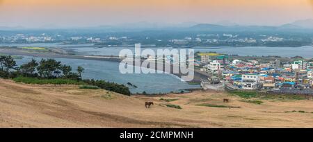 Insel Jeju Südkorea, Panorama City Skyline von Seogwipo city Blick von Seongsan Ilchulbong Stockfoto