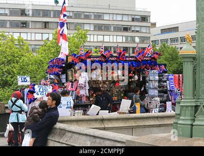 London, England, 2017. Ein typischer Touristenstand, der Souvenirs von london an Touristen verkauft, die die Hauptstadt besuchen. Stockfoto