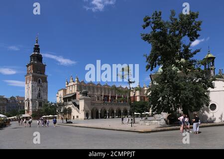 Krakau. Krakau. Polen. Hauptmarkt, Zentrum der Altstadt. Von links nach rechts: Rathausturm (Wieza Ratuszowa), Tuchhalle (Sukiennice) und St. Stockfoto